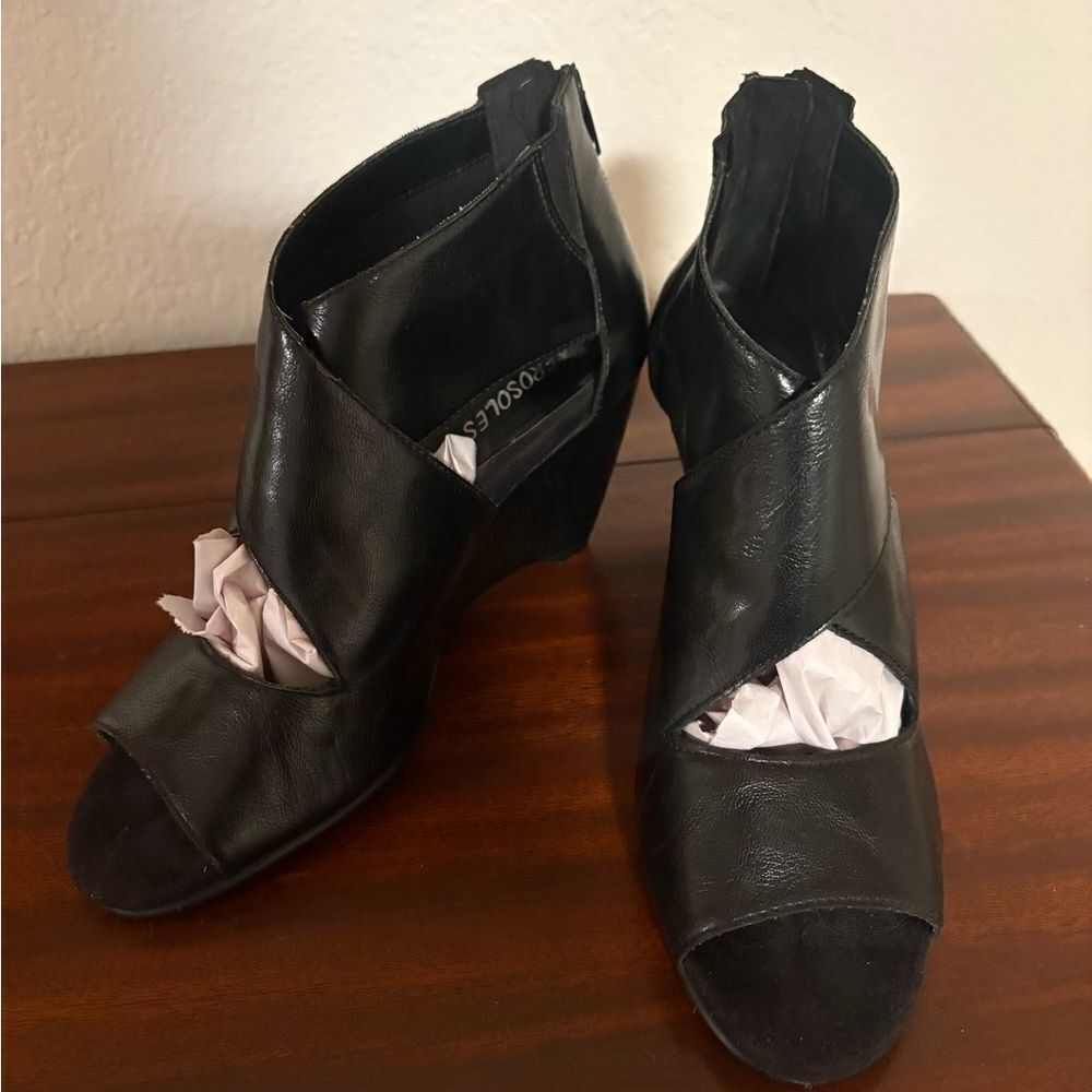 AEROSOLES Soundcheck Black Sandals with Zipper Heel. Size 7. Good Condition!!